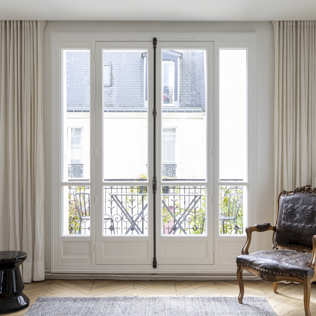 une-fenetre-a-paris-avec-fixes-lateraux-et-soubassement