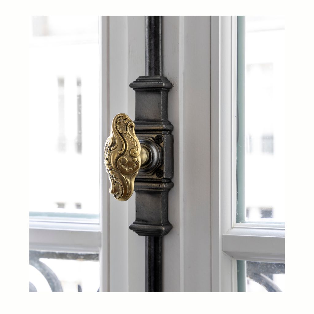 une-fenetre-a-paris-cremones-renovees-bouton-laiton