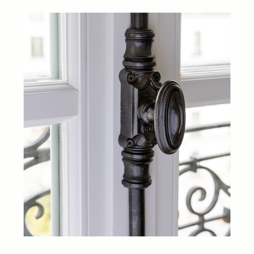 une-fenetre-a-paris-cremones-renovees-canon-de-fusil
