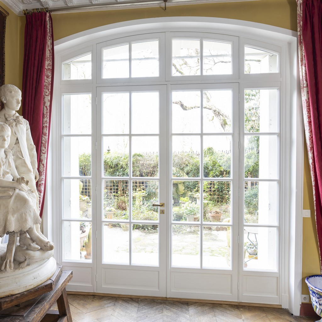 une-fenetre-a-paris-fenetre-imposte-cintre-surbaisse