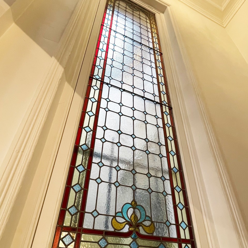 une-fenetre-a-paris-fenetre-sur-mesure-vitraux-fasst-1