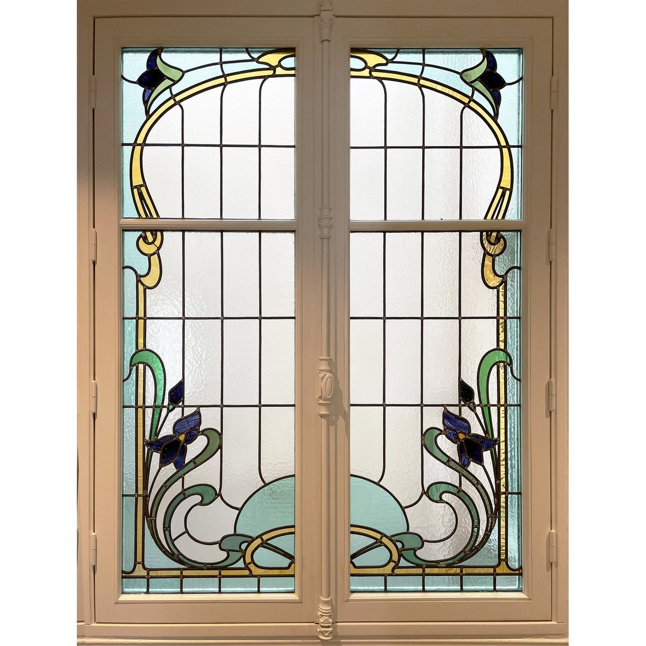 une-fenetre-a-paris-fenetre-sur-mesure-vitraux-rubi