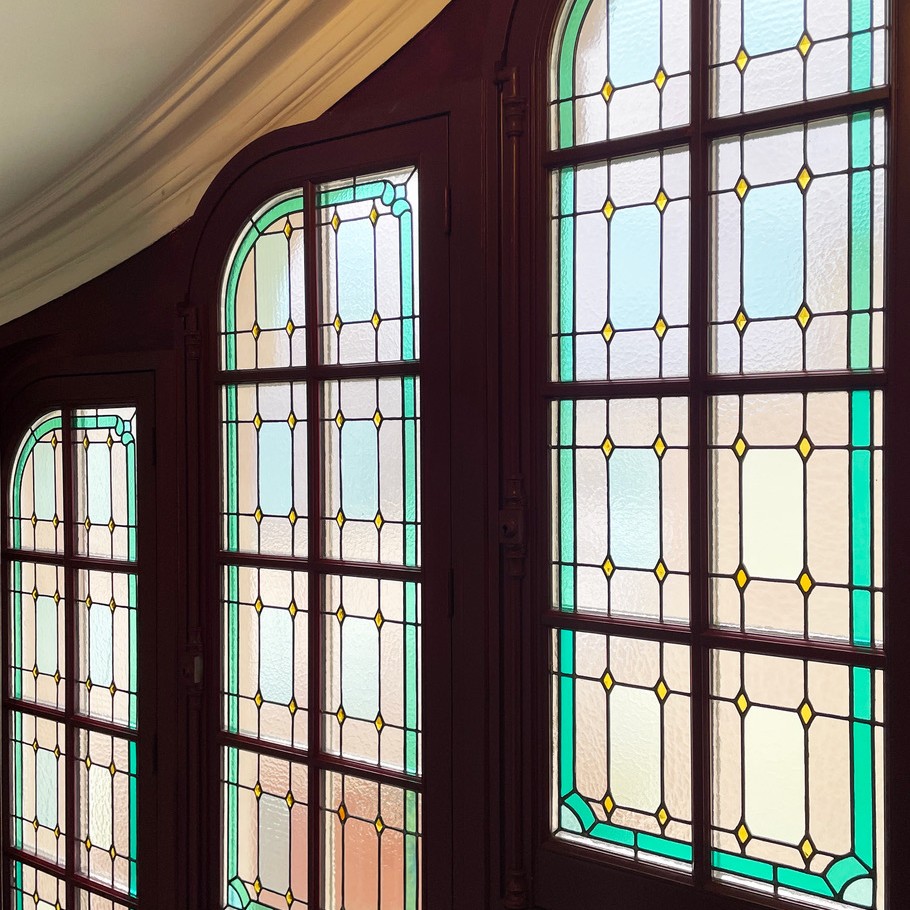 une-fenetre-a-paris-fenetre-sur-mesure-vitraux-ternes