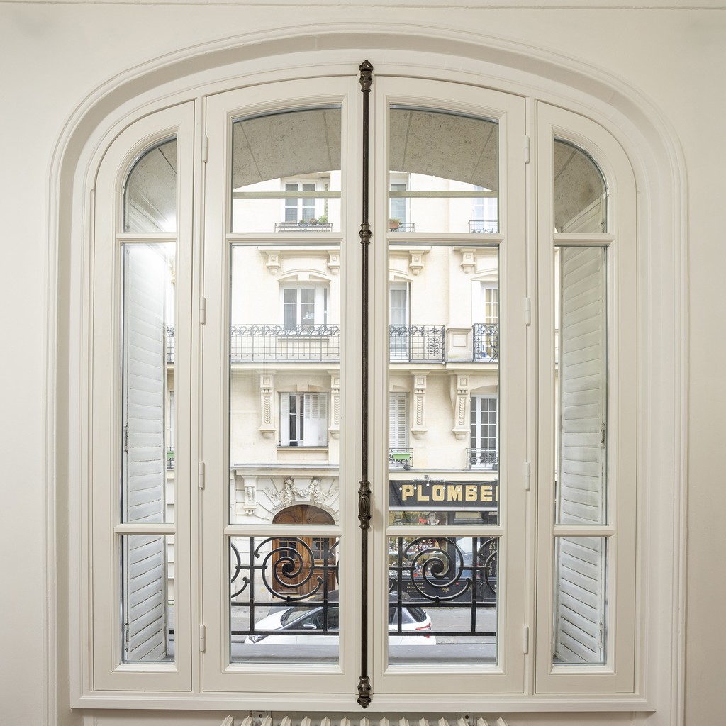 une-fenetre-a-paris-haussmannienne-anse-paniers-fixes-lateraux