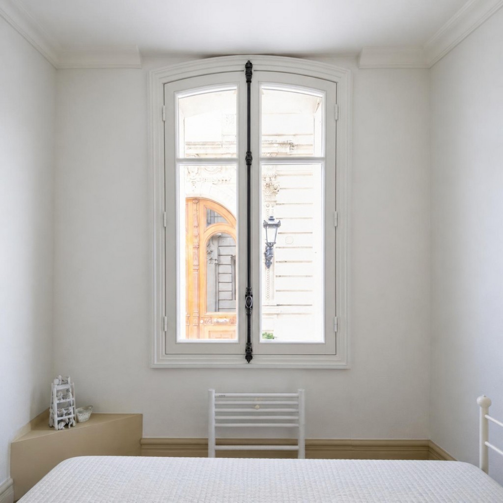 une-fenetre-a-paris-haussmannienne-fenetre-cintre-surbaisse
