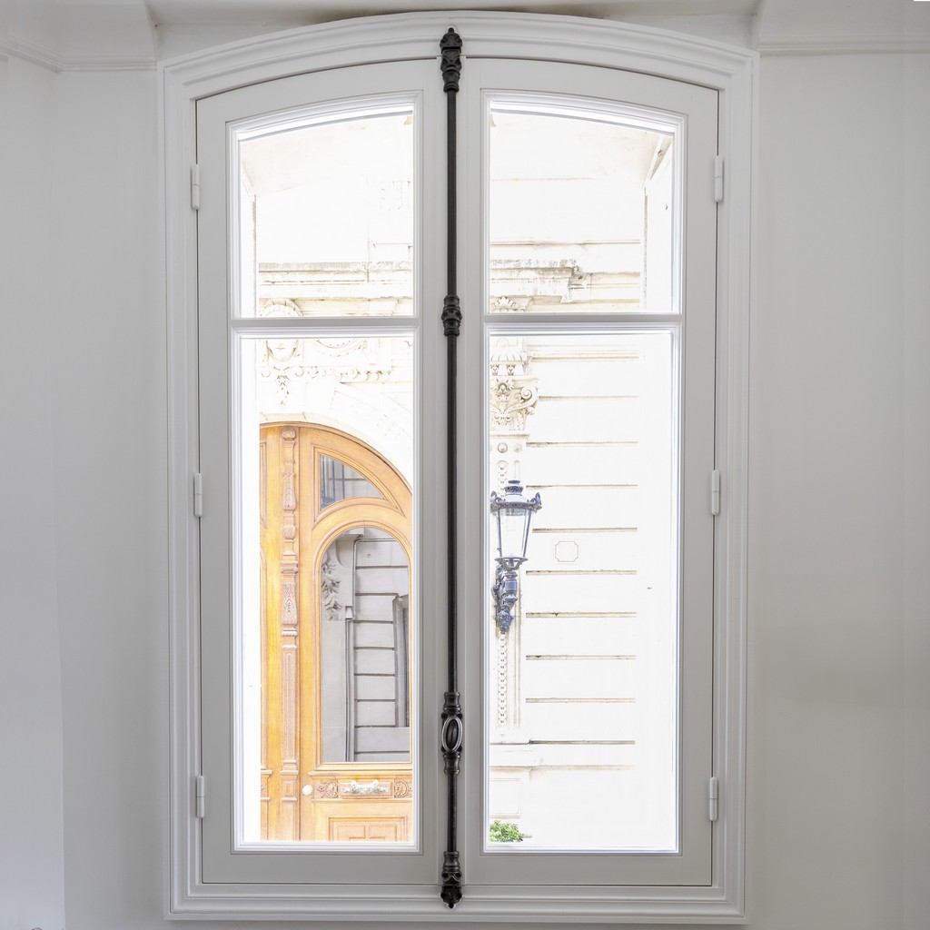 une-fenetre-a-paris-haussmannienne-fenetre-cintre-surbaisse