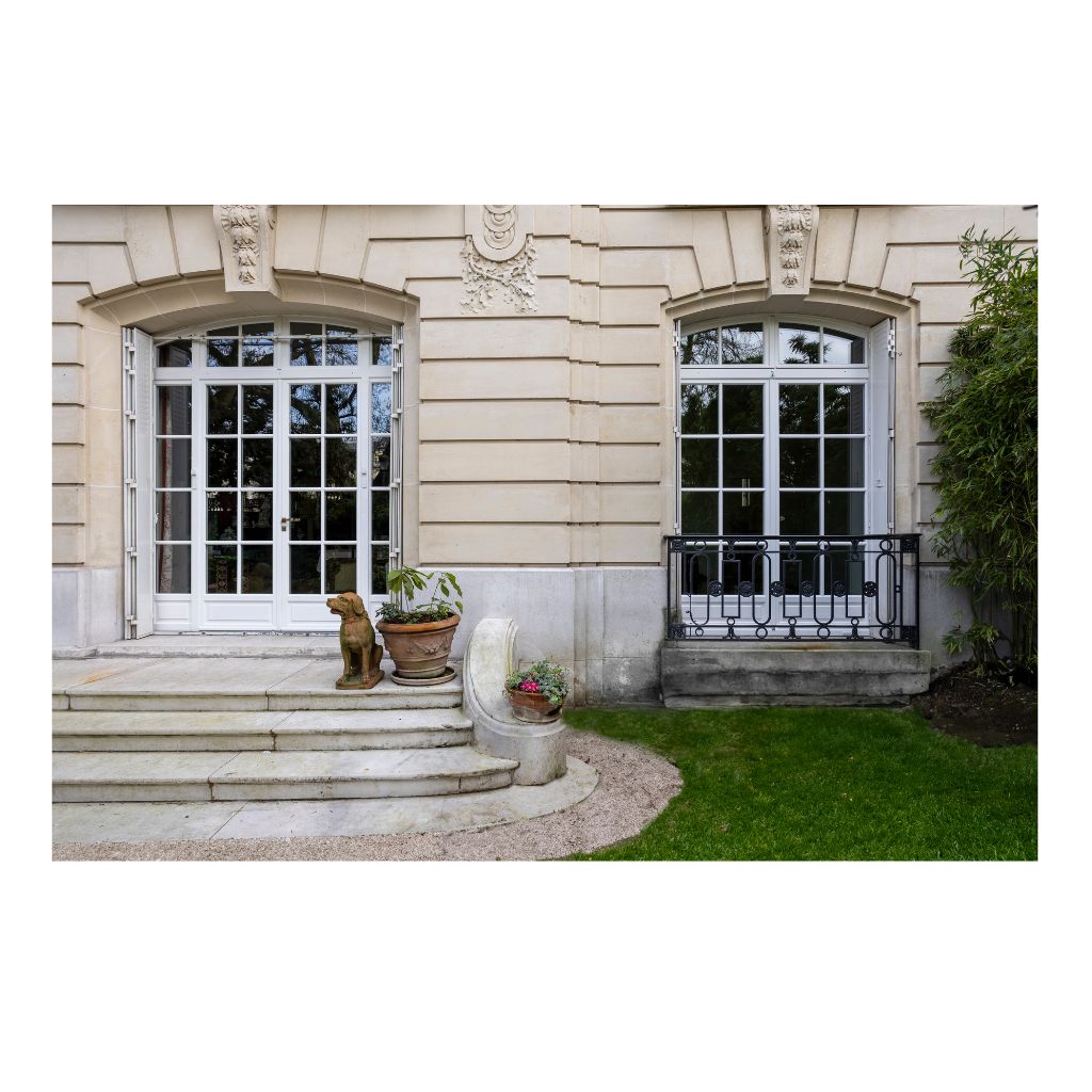 une-fenetre-a-paris-mouton-et-gueule-de-loup-vue-exterieur-ensemble