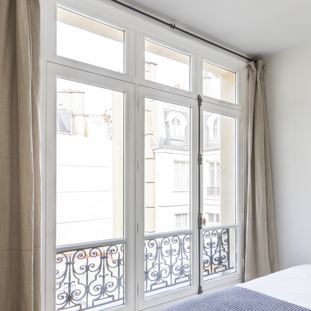 une-fenetre-a-paris-mouton-gueule-de-loup-fixe-lateral-imposte