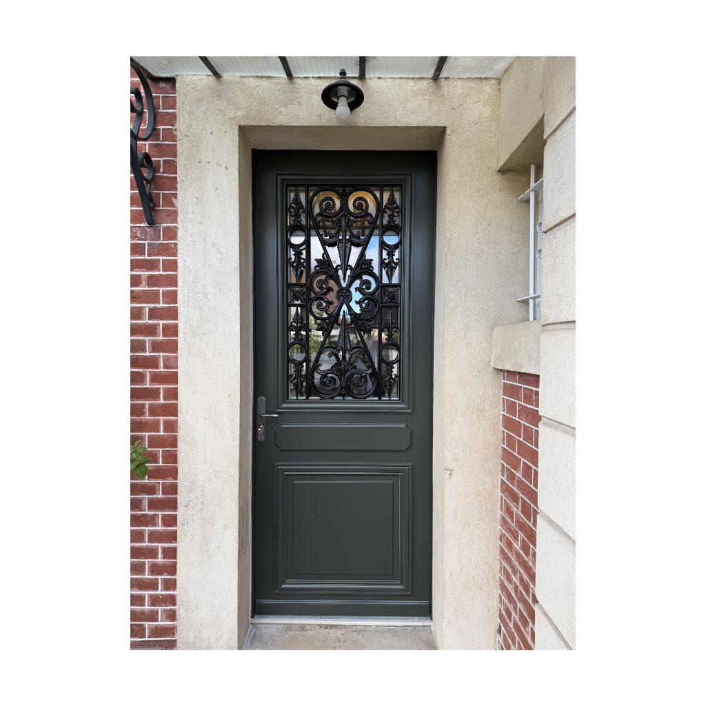 une-fenetre-a-paris-porte-entree-argent-exterieur