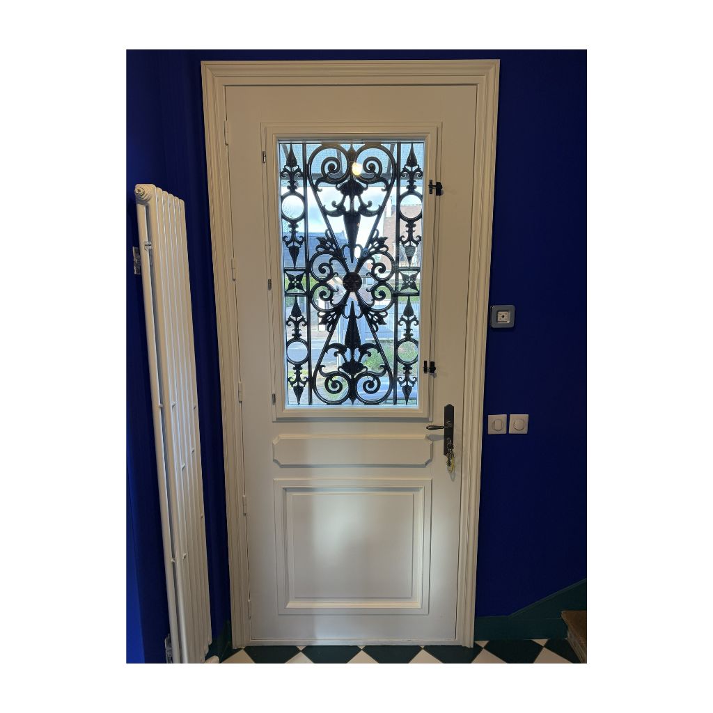 une-fenetre-a-paris-porte-entree-argent-interieur