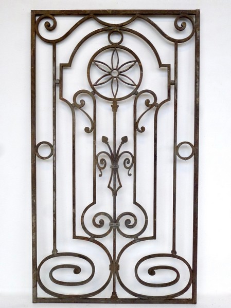 une-fenetre-a-paris-porte-entree-grille-en-fer-forge