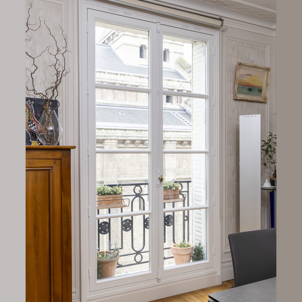 une-fenetre-a-paris-porte-fenetre-petits-bois
