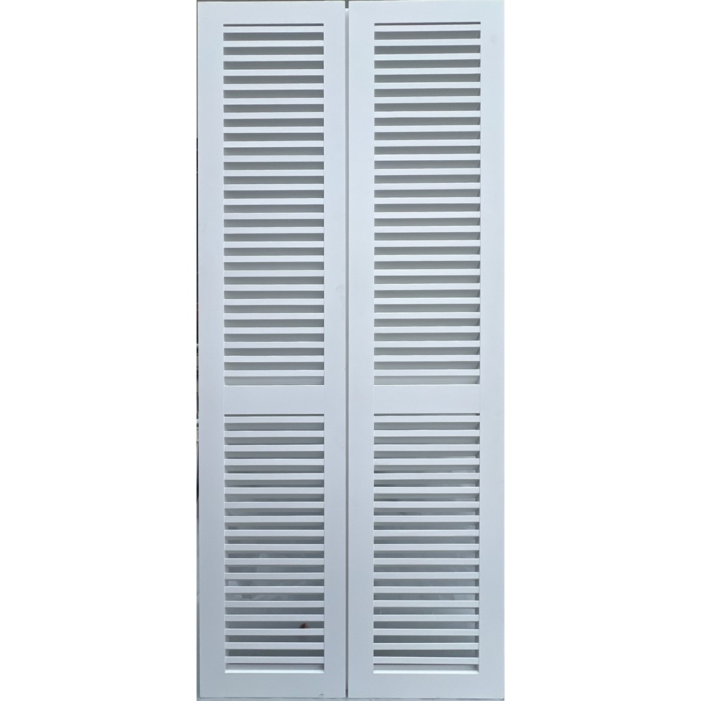 une-fenetre-a-paris-volets-exterieurs-battants-repliables-en-bois-2
