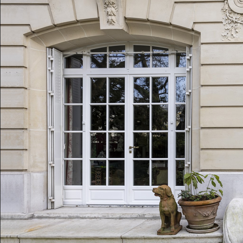 une-fenetre-a-paris-porte-entree-cintre-surbaisse